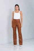 Calça de couro pelica feminina caramelo, modelo Adelia Flare — Magon Concepth