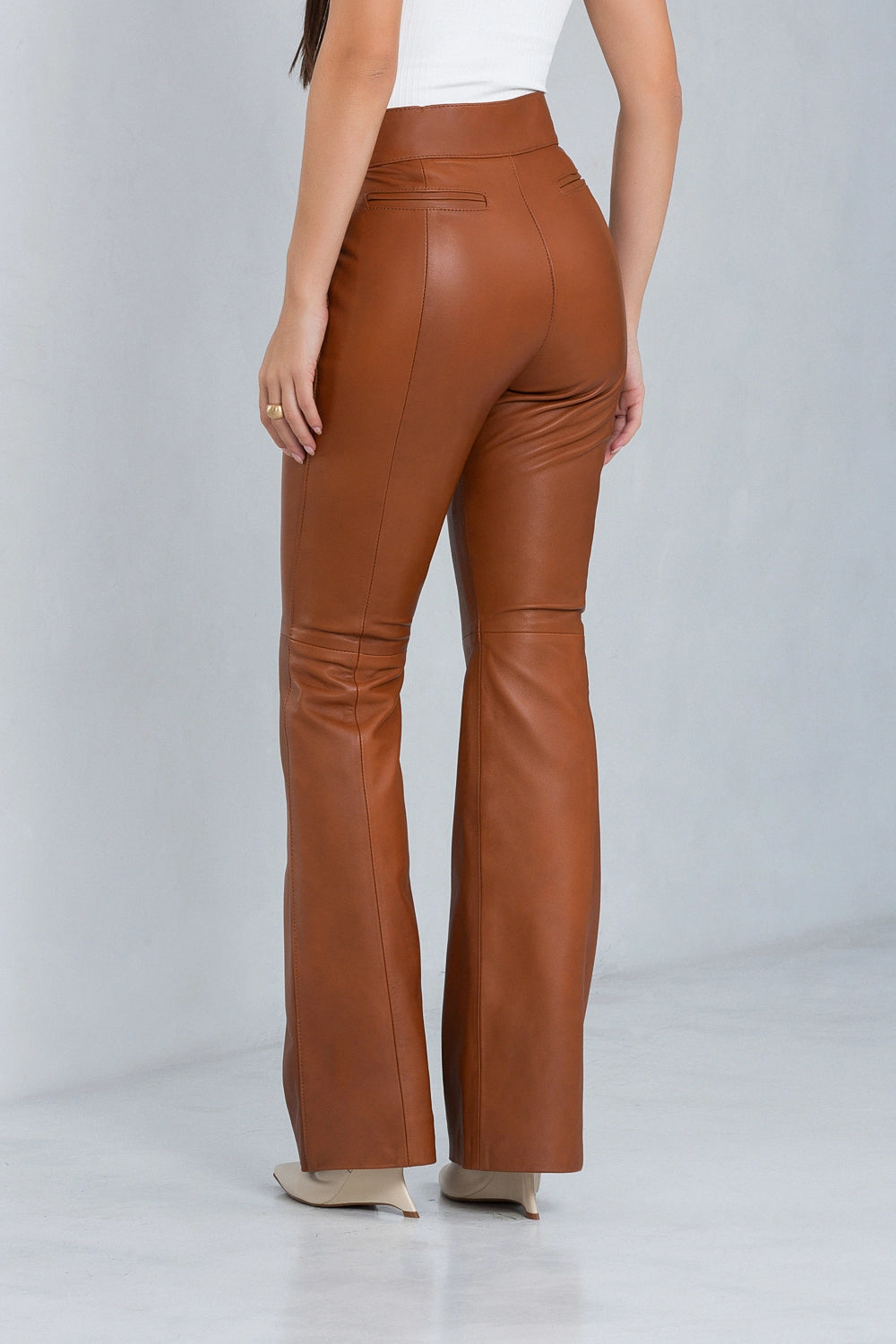 Calça de couro pelica feminina caramelo, modelo Adelia Flare — imagem 3, Magon Concepth