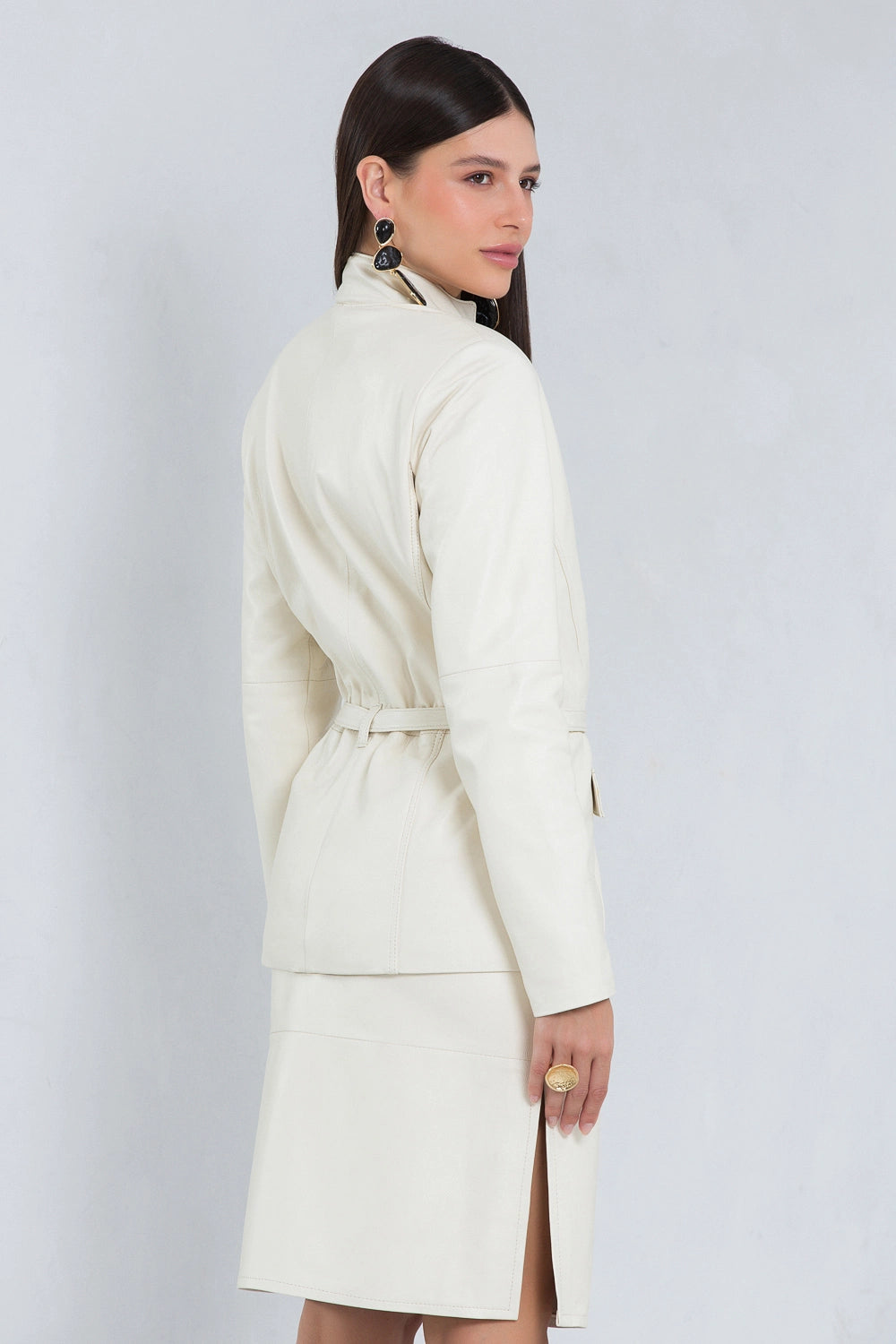 Jaqueta de couro pelica feminina off white, modelo Celi Alongada — imagem 3, Magon Concepth