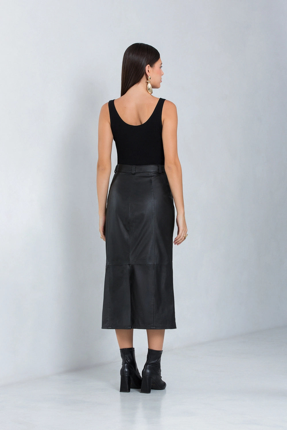 Saia de couro bovino feminina preta, modelo Esther Midi Reta — imagem 3, Magon Concepth