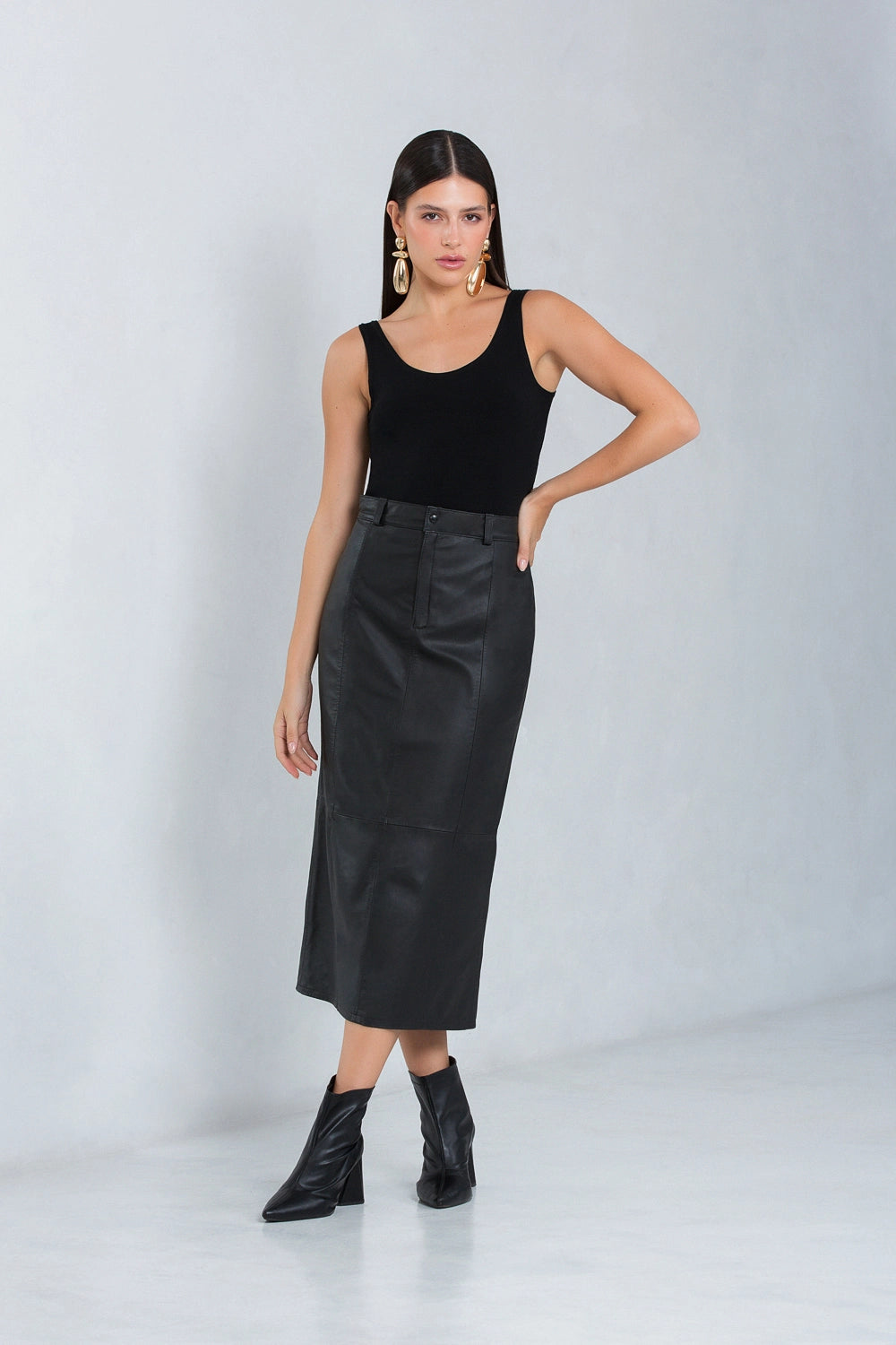 Saia Esther Midi Reta  em Couro Bovino Preto