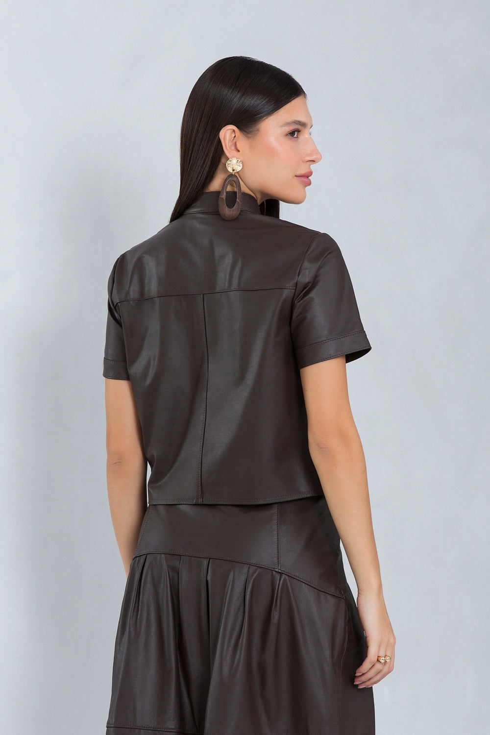 Camisa de couro bovino feminina, modelo Mya Cropped — imagem 3, Magon Concepth
