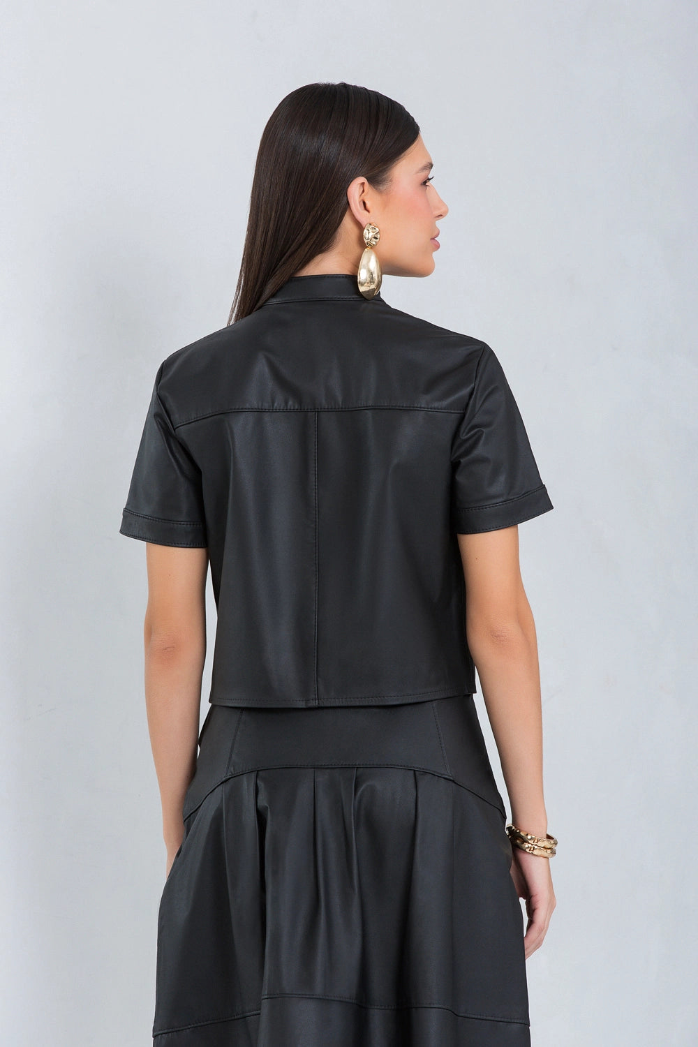 Camisa de couro bovino feminina preta, modelo Mya Cropped — imagem 3, Magon Concepth